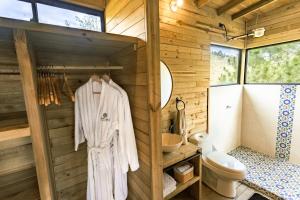 baño con albornoz blanco en una pared de madera en Cabañas Refugio Himalaya, en Guatapé 37 fotos más