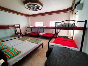 um quarto com 2 beliches e um espelho em Chelsiefaye Guest House em Laoag