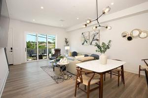 Χώρος καθιστικού στο Luxury NEW Residence with Private Rooftop, Downtown in minutes