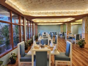 Restaurace v ubytování Hotel Pineview Shimla