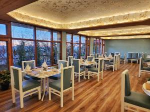 A restaurant or other place to eat at Hotel Pineview Shimla