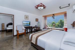 Leisure Courtyard Hotel Yangshuo客房内的一张或多张床位