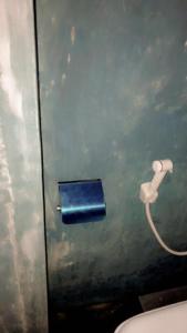 uma porta de metal com uma caixa azul e um WC em Sky Galaxy Homestay em Dickwella
