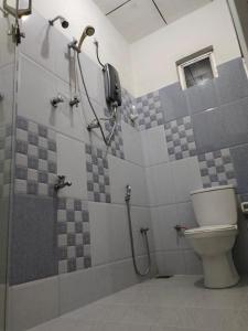 uma casa de banho com um chuveiro e um WC. em Sky Galaxy Homestay em Dickwella