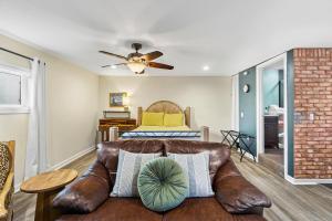 uma sala de estar com um sofá e uma cama em Mile to Beach! Tiki Master Suite em Oceanside