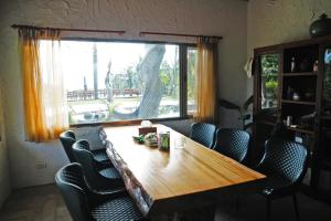 mesa y sillas en una habitación con ventana en Phoenix 1F 鳳凰城堡1Ｆ場地出租, en Chenggong