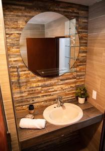 ein Bad mit einem Waschbecken und einem Spiegel in der Unterkunft Departamento Villanueva 2. Depto. en Chetumal in Chetumal