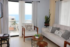 ein Wohnzimmer mit einem Sofa und Meerblick in der Unterkunft Departamento de lujo con vista al Mar y a 1 cuadra del Malecón - Flamingo 601 in Mazatlán