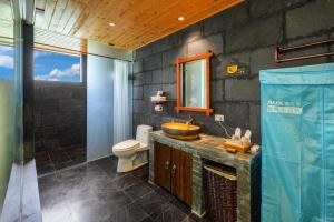 阳朔Leisure Courtyard Hotel Yangshuo的带水槽和马桶的浴室