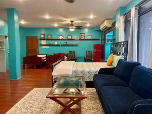 Istumisnurk majutusasutuses Ngermid Oasis Large Studio With Kitchen & Scenic Views +18 fotot