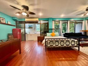 Istumisnurk majutusasutuses Ngermid Oasis Large Studio With Kitchen & Scenic Views