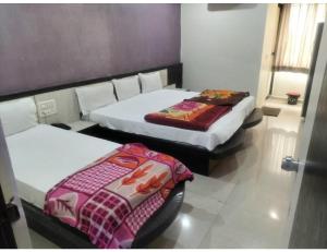 เตียงในห้องที่ Hotel Silver Palace, Himatnagar, Gujarat