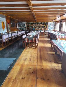 une salle à manger avec des tables et des chaises dans un bâtiment dans l'établissement Hotel Namche, à Nāmche Bāzār