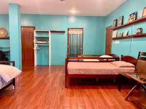 Voodi või voodid majutusasutuse Ngermid Oasis Large Studio With Kitchen & Scenic Views toas