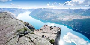 un grupo de personas en la cima de una montaña con vistas a un río en Unique Nest Central Near Sea en Stavanger