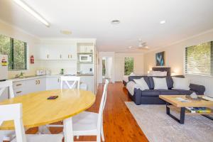 uma cozinha e uma sala de estar com um sofá e uma mesa em The Cottages On Mount Tamborine em Mount Tamborine