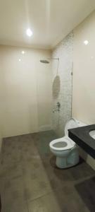 ein Bad mit einem WC und einem Waschbecken in der Unterkunft Bejae Kummar Suite in Ubud