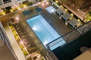 una vista aérea de una piscina con mesas y sombrillas en DTLA Escape Skyline views with luxury amenities, en Los Ángeles