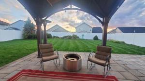 un cenador con 2 sillas y una hoguera en Family Fun! Gorgeous North Idaho Home w/Tesla Charge : Prairie Inn, en Post Falls
