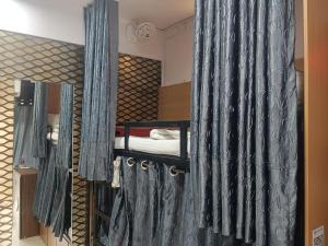 Un pat sau paturi într-o cameră la MY DORMITORY +9 fotografii