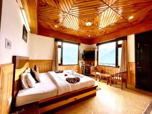 1 dormitorio con 1 cama grande en una habitación con ventanas en Hotel Rollingrang, en Kalpa