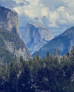 une montagne au loin avec des arbres devant elle dans l'établissement Twain Harte retreat w/ lake access, ski/Yosemite, à Twain Harte