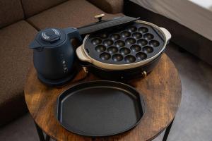 una cesta en una mesa con una olla de bolas en TasoneStayOsaka 心斎橋東周防町1st301, en Osaka