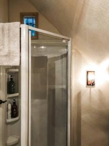 La salle de bains est pourvue d'une douche avec une porte en verre. dans l'établissement Twain Harte retreat w/ lake access, ski/Yosemite, à Twain Harte