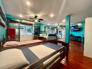 Voodi või voodid majutusasutuse Ngermid Oasis Large Studio With Kitchen & Scenic Views toas