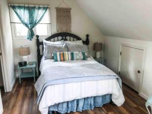 Un dormitorio con una cama grande y una ventana en Twain Harte retreat w/ lake access, ski/Yosemite, en Twain Harte