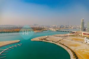 una vista aérea de un río con ciudad en Grandeur 3 Bedroom In Wave, en Abu Dabi