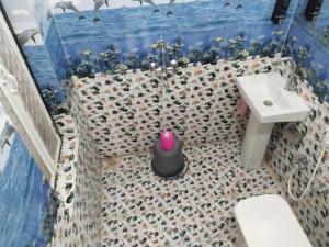 Un baño con un lavabo y un inodoro y un lavabo. en Bhavyam HomeStay &Cafe BackPackers ko, en Bundi 65 fotos más