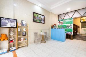 una tienda con un mostrador azul en una habitación en Planet Homestay en Ho Chi Minh
