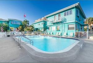 una gran piscina frente a un edificio en Coral Resort D4, en Clearwater Beach