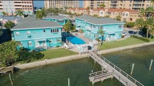 eine Luftansicht eines Hauses auf dem Wasser in der Unterkunft Coral Resort D4 in Clearwater Beach
