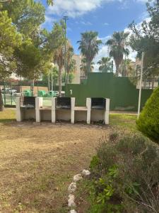 Zahrada ubytování APARTAMENTO CON JARDIN EN PLAYA CABO ROIG tiene WIFI