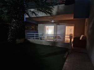 Balkón nebo terasa v ubytování APARTAMENTO CON JARDIN EN PLAYA CABO ROIG tiene WIFI