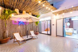 una stanza con due sedie e un ombrellone di Villa Văn Cao - Gần Bãi Thùy Vân - Free Biba Phòng Karaoke a Vung Tau