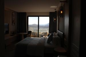 Postel nebo postele na pokoji v ubytování H Luxury Hotel + 37 fotografií