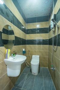 un bagno con un water e un lavandino di Villa Văn Cao - Gần Bãi Thùy Vân - Free Biba Phòng Karaoke a Vung Tau