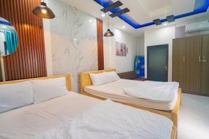 una stanza con due letti in una stanza di Villa Văn Cao - Gần Bãi Thùy Vân - Free Biba Phòng Karaoke a Vung Tau