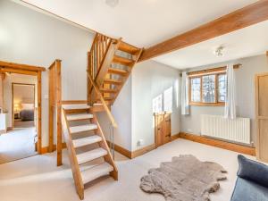 una camera con scala in legno in una casa di Eaton Barn - Uk45499 