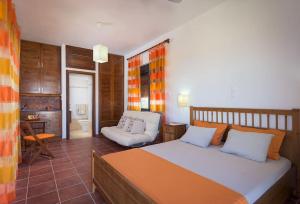 1 Schlafzimmer mit einem großen Bett und einem Badezimmer in der Unterkunft Cristelia seafront & pool villa in Lachania