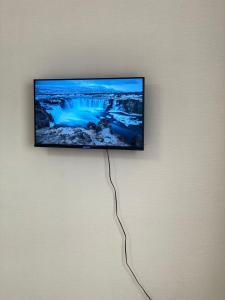 een flatscreen-tv aan een muur bij 1 комнатная квартира в новостройке, мкр центральный, рн Жаксы in Köksetaw