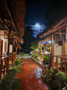 un patio de un restaurante por la noche en Glorias Panglao Inn 1 en Panglao City