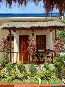 una pequeña casa con techo de paja en Glorias Panglao Inn 1 en Panglao City