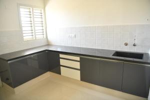 A kitchen or kitchenette at SIGNATURE HOMES LUXURY SERVICE APARTMENT