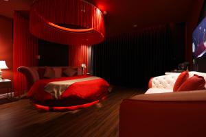 1 dormitorio rojo con 1 cama con techo rojo en Chiic House 1 - Khách sạn tình yêu en Da Nang