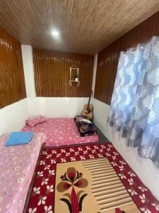 Habitación pequeña con cama y ventana en Shrubbery Homestay and Guest house, en Darjeeling