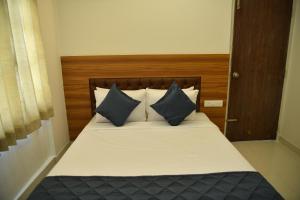 A bed or beds in a room at SIGNATURE HOMES LUXURY SERVICE APARTMENT